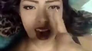 Peruanische sexy Frau bei der Wiedergabe