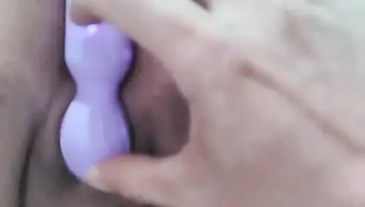 Моя соседка предлагает мне массаж и в конечном итоге трахается с моей задницей