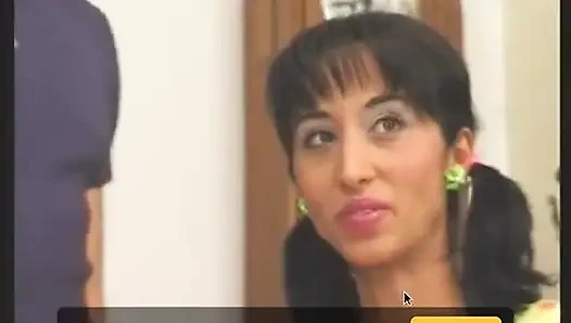 Memek berbulu cewek kurus rambut cokelat dengan toket kecil ini dicrot sperma hangat