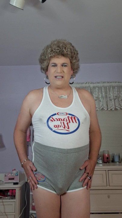 My big delicious booty needs to be touched and licked and my tiny limp clitoris needs a squeeze!