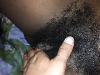 Ebony dengan vagina berbulu dan bibir vagina panjang