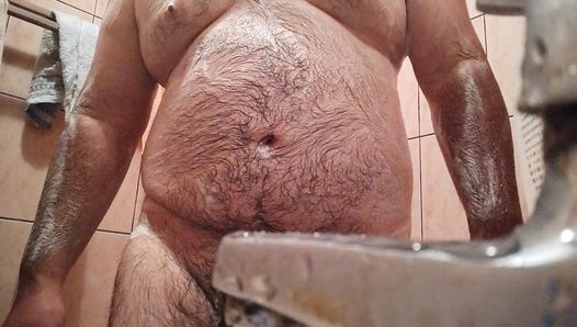 Медведь с мытьем тела