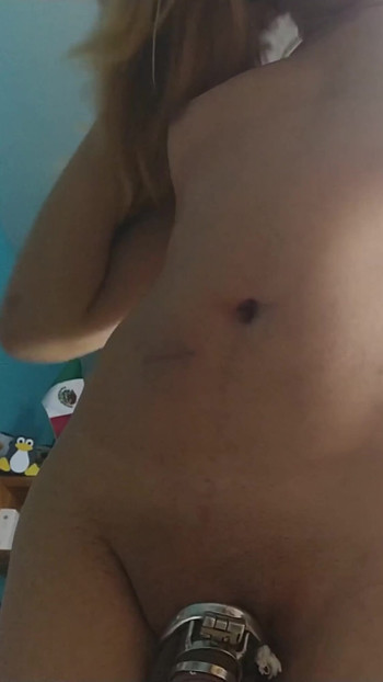 Худенькая транс показывает свое тело и жестко играет | Клип 1