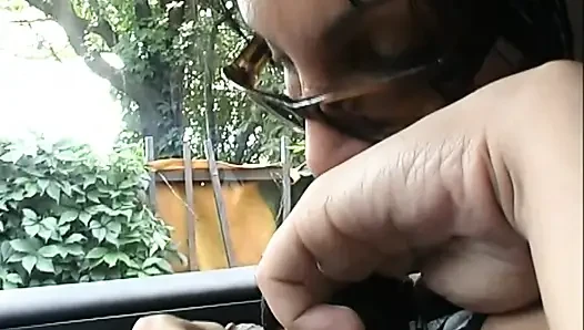 Cewek jalang amatir ini lagi asik masturbasi memeknya di taman umum