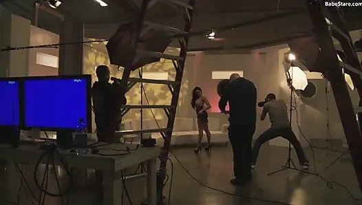 Wanita seksi berjalan sepanjang jalan dan menginginkan lebih