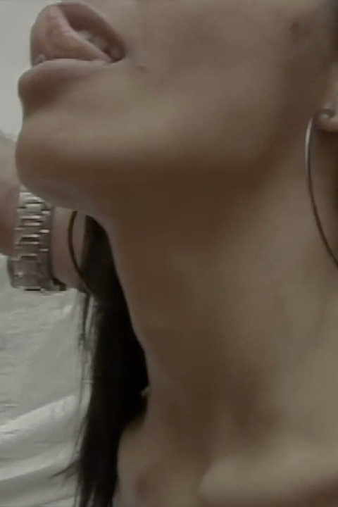 갈색 머리 여성은 캐스팅 중에 옷을 벗고 좋은 구강성교를 해준다
