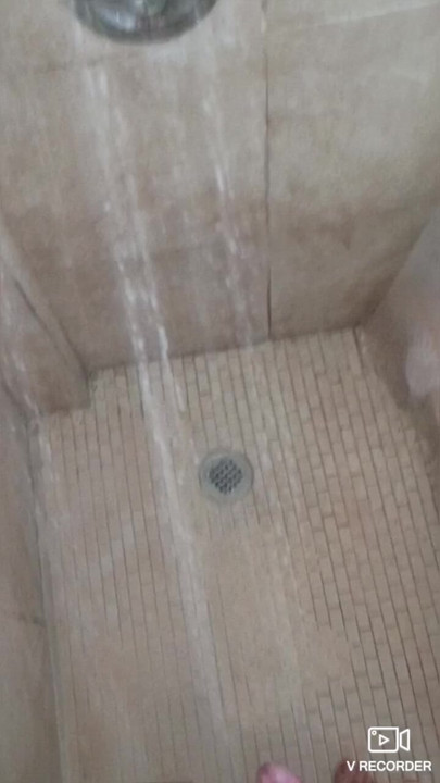 Îmi ud pula la un duș de previzualizare