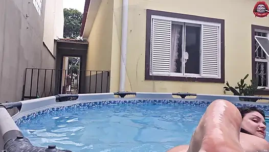 Deine Schlampen-nachbarin Zeigt Sich Im Pool