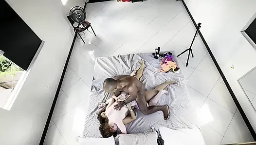 ZWEI LESBISCHE MÄDCHEN LUTSCHEN UND FICKEN SICH VOR MIR GEGENSEITIG, ICH FICKE BEIDE