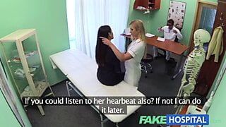 Falsos médicos do hospital e enfermeiras curam a língua frustrados