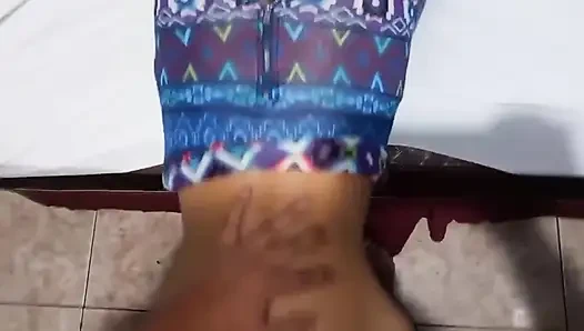 Sapık üvey erkek kardeşim beni domaltarak sikiyor