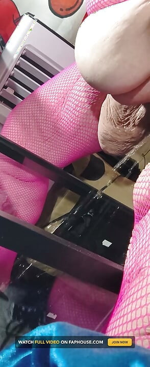 Somethings Fishy as She Squirts in the Tank Squirting a Gallon Wanna Lick It up?