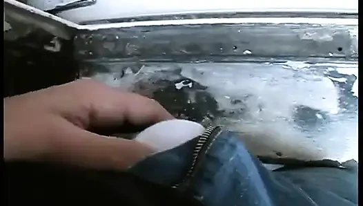 Она показывает свои великолепные груди через окно, пока он не может больше терпеть...