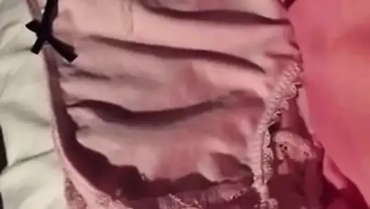 Tranny cums üzerine ona külot