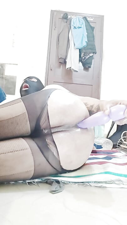 Kadın kılıklı dildo yarak gibi biniyor