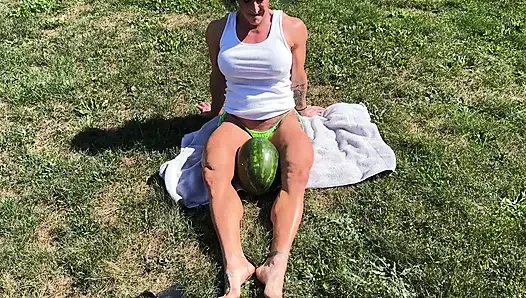 Kaslı orta yaşlı seksi kadın kandys karpuz ezme hakimiyeti