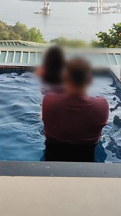Momen mendebarkan dari "komal masuk ke kolam renang untuk pertama kalinya, suami turun dari"