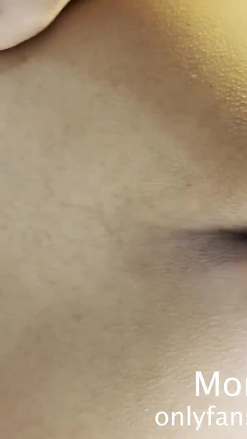 Henjutan pantat keras, cowgirl songsang dan blowjob footjob dengan kawan suami saya | Klip 2