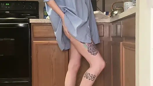 Merokok di dapur berubah menjadi masturbasi di dapur