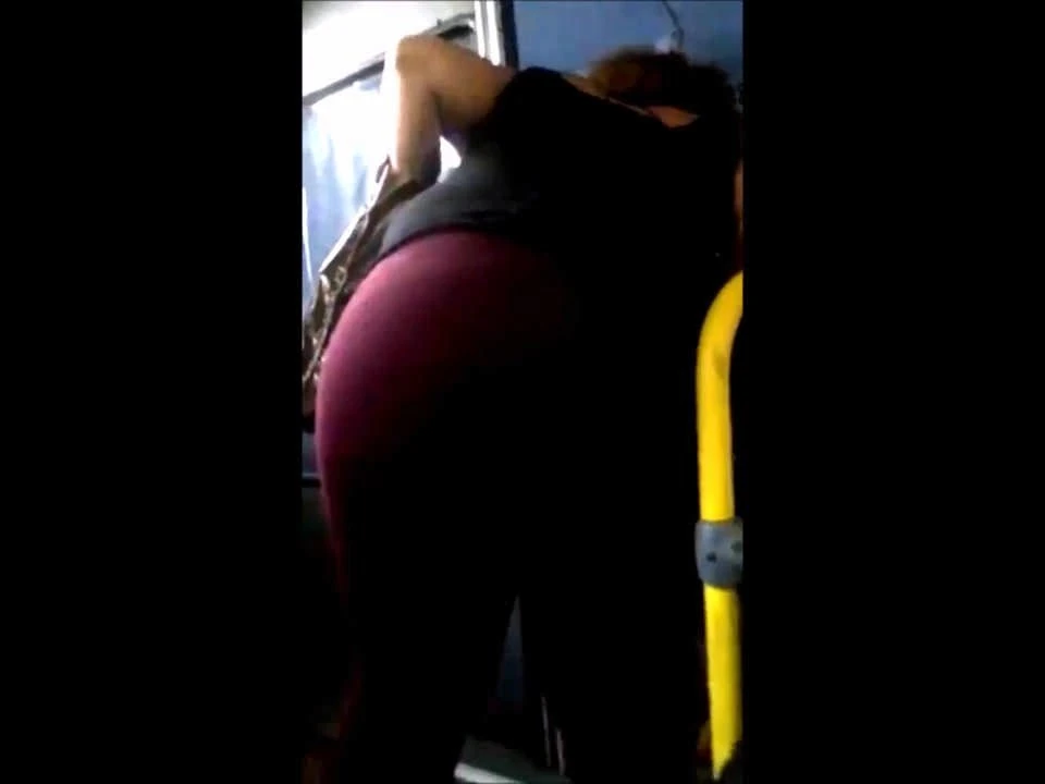 Empinando a bunda grande