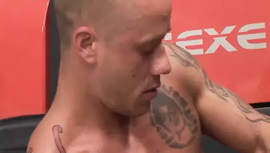 Eyersiz muscle sikme içinde the depo