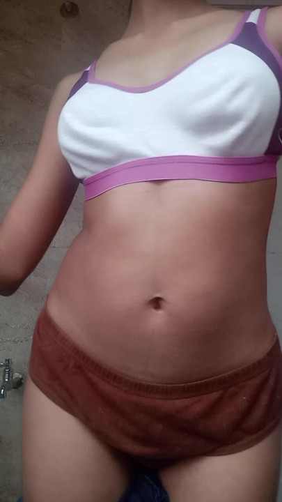 Desi Girl Shows Her Bra Panty