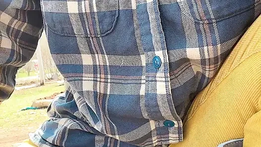 Kamyon tekerleğinin yanında yere işiyor
