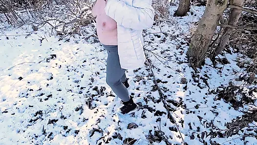 Büyük memeli kız çıplak memelerini döl içinde sikiyor