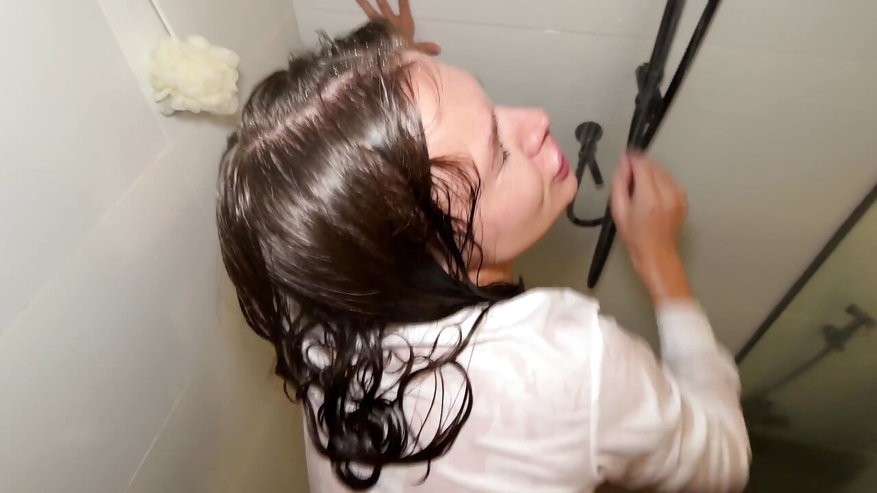Meine Sekretärin Brachte Mir Einige Dokumente Mit. Sie Fiel in Den Pool Und Hatte Sex Unter Der Dusche.
