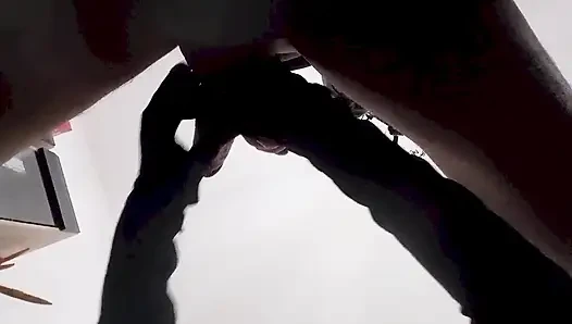Blonde MILF nimmt einen Schwanz in den Mund und spritzt auf ihre Zunge