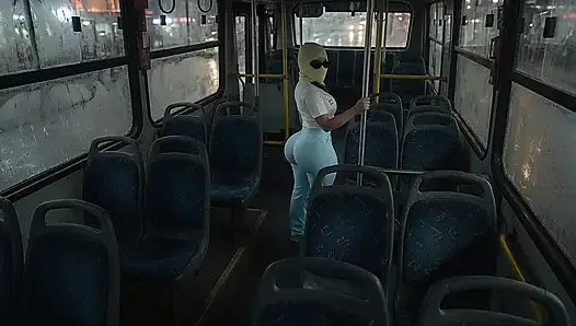 Gadis mungil dengan pantat bahenol lagi asik twerking pakai legging warna biru di dalam bus