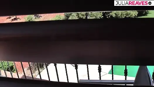 Извращенная пара трахается у бассейна отеля