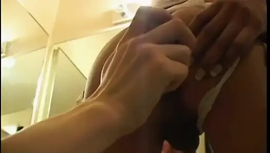 Asyalı transeksüel Allenina soyunma odasında sıkı götünü büyük dildoyla dolduruyor