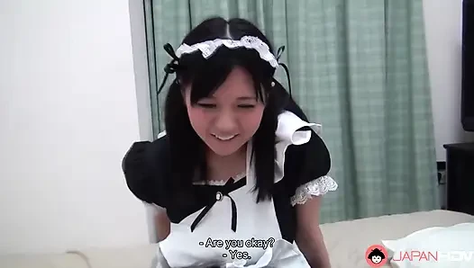 Mai araki trägt heute kein höschen, während sie zu hause ihrer kundenin putzt