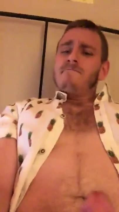 A nice gay cums on his face