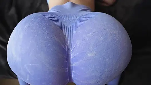 Ein mädchen mit einem dicken arsch und einer perfekten muschi durch ein kleines loch in ihren leggings gefickt