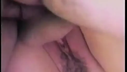 İki azgın kız ormanda kayboldu ve iki adam tarafından sikişmeye başlıyor