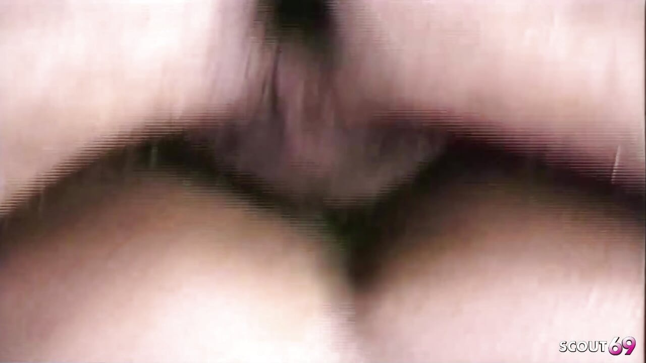 Transsexuală latino futută în curul strâmt de trei tipi în aer liber