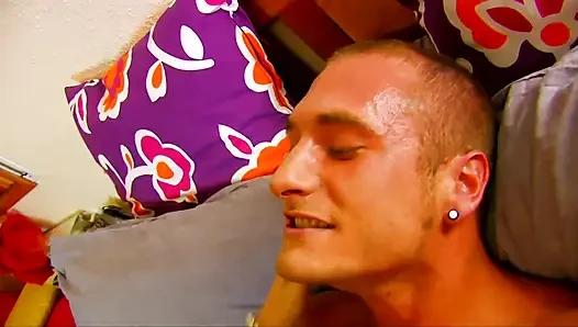 Genç bir fahişe götten sert sikiliyor