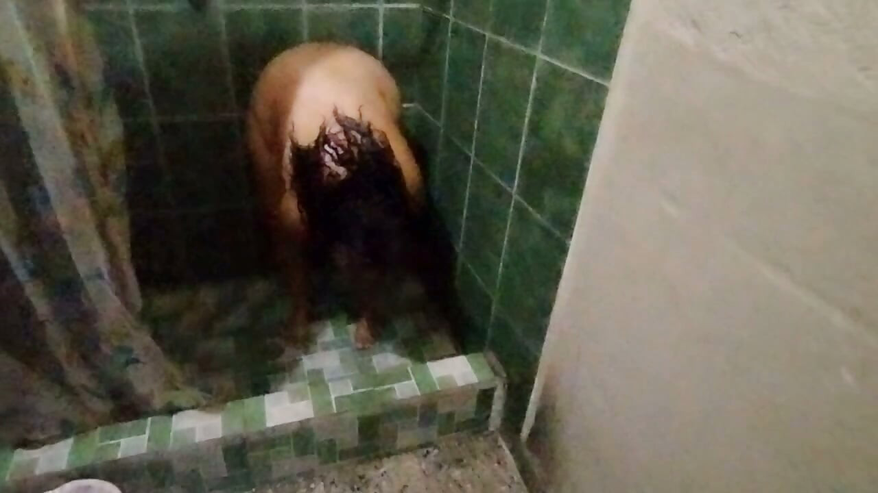 Het grote kontje van mijn stiefmoeder komt moe thuis van het werk om te gaan baden