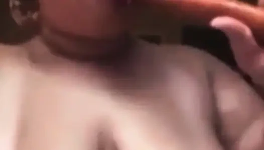 Pig nimmt wurst in den hals