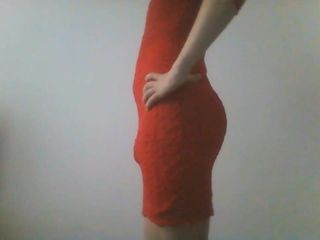 Crossdresser w czerwonej sukience seksowny