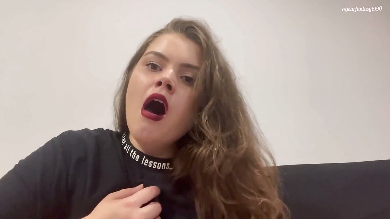 Bostando con lápiz labial rojo