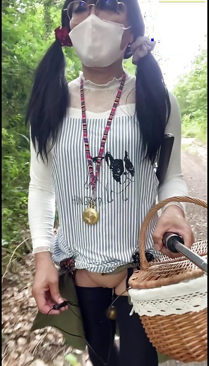 No269 Exposé Walk in an Apron Part 2