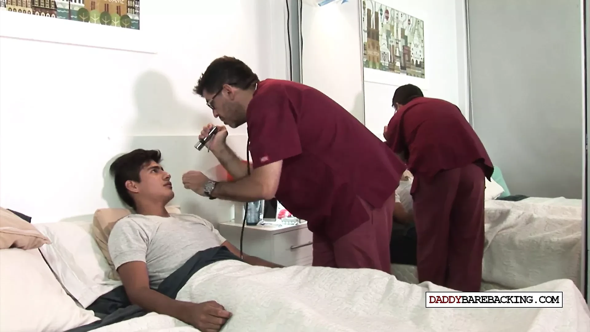 Latino tvink bez kondoma jebe zrelu medicinu nakon pušenja kurca