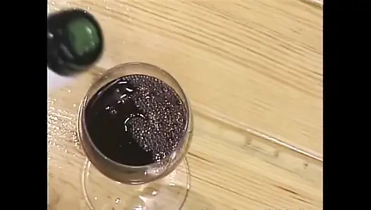 Restoranda sarışın sürtük garsona götünü siktiriyor