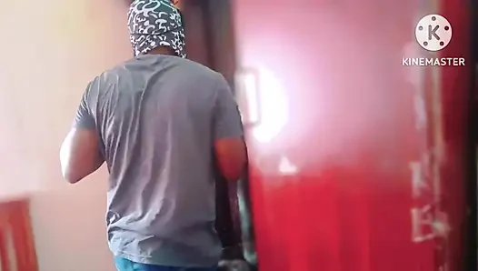 Yalnız ateşli bir Tamil kız hırsızlıkları önlemek için bir dolandırıcı tarafından sikişmeye hazır - yüksek sesle inleyen Tamil ses