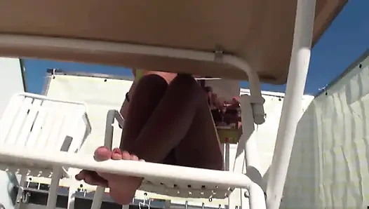 Güneşte ırklararası ayak ibadeti