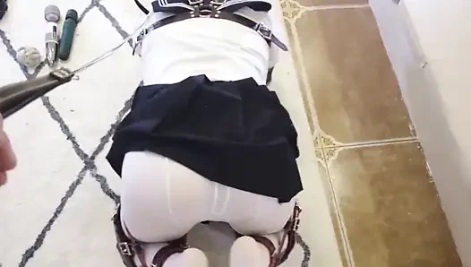 Cewek dengan baju jk ini ditahan dan dicambuk dengan gaun seksi