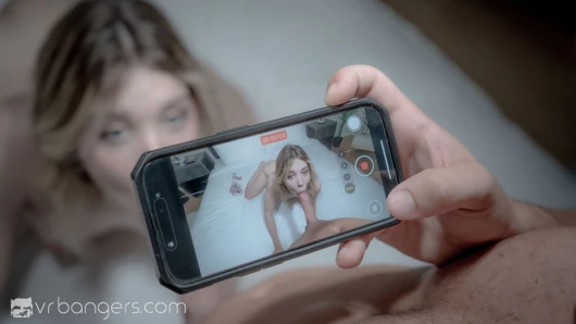 VR Bangers: Teenie-blondine in dessous masturbiert, lutscht und fickt tief in einem VR-heim-porno